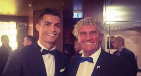 حارس بايرن الأسبق: محمد صلاح يلعب مثل ميسي ويفكر مثل رونالدو وهو فخر للكرة الإنجليزية